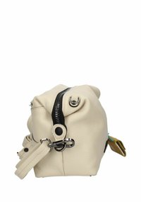 Borsa in pelle crema con zip nera e dettagli in metallo. Presenta una forma strutturata con una tracolla removibile e un'etichetta decorativa gialla.