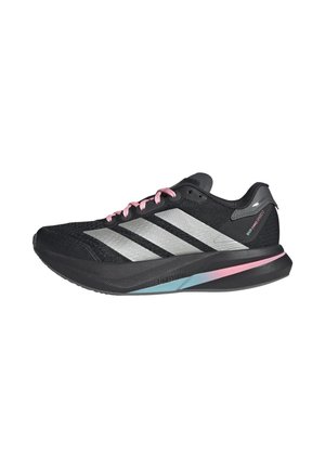 Chaussure de running noire Adidas avec trois bandes argentées, des lacets roses et une semelle épaisse aux accents roses et bleus.