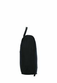 Mochila de tela negra con una superficie texturizada, un asa superior para llevar y un bolsillo con cremallera en el lateral, con un perfil elegante y estrecho.