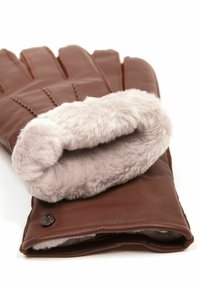 Braune Lederhandschuhe mit einem weichen, hellgrauen Futter aus Fell, sichtbaren Nähten und einem Knopfakzent am Bündchen.