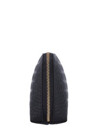 Clutch bag in pelle nera con superficie testurizzata, chiusura a zip dorata lungo il bordo, design affusolato e forma compatta.