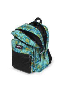 Mochila con un patrón de hojas tropicales en tonos de azul verdoso, amarillo y verde. Cuenta con cierre de cremallera, bolsillo de malla y un fondo negro resistente.