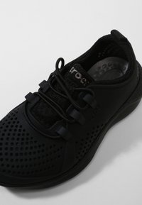 Crocs LITERIDE PACER - Tenisky - black / black