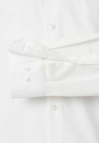 Witte lange mouwen dress shirt, opgevouwen met zichtbare knoopmanchetten en knopen aan de voorkant, tegen een effen witte achtergrond.