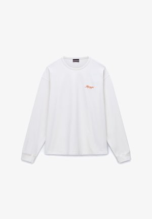 Hvid langærmet t-shirt med rund hals og lille orange "Napapijri"-logo på venstre bryst, ribstrikkede manchetter og en sort mærkat med mærkenavn på kraven.