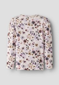 Chemise à manches longues avec épaules froncées, présentant un motif floral pastel doux en tons violet, marron et beige sur un fond clair.