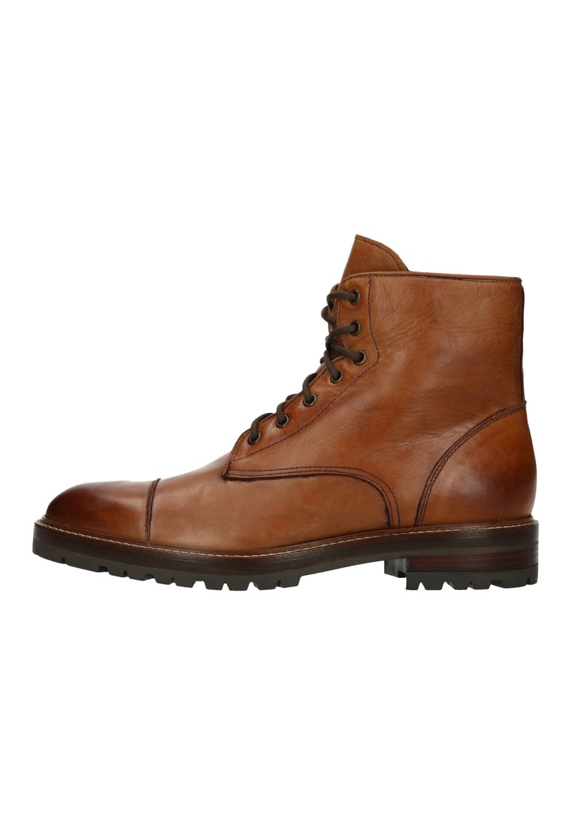 Bruine leren enkelboot met een ronde neus, contrasterende stiksels, zes vetergaatjes en een gestructureerde zool voor grip.