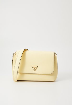 Sac en cuir jaune à bandoulière avec un rabat, logo triangulaire doré et sangle ajustable. Extérieur texturé avec des détails de couture ton sur ton.