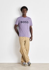 BOSS THINKING - Potiskana majica - medium purple