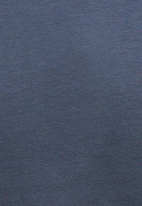 Tessuto blu texturizzato con un motivo a righe fine, caratterizzato da un intreccio uniforme e una finitura liscia, adatto per vari capi di abbigliamento.