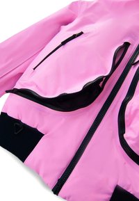 Rosa bomberjakke med sorte lynlåse og detaljer, slank pasform med ribbede manchetter og flere lynlås-tasker til opbevaring.