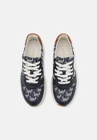 Lauren Ralph Lauren RYLEE MONOGRAM JACQUARD SNEAKER - Sapatilhas - navy/vanilla/deep saddle tan