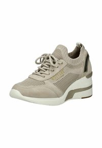Sneaker beige con tomaia in rete e dettagli in suede, chiusura con lacci, collare imbottito, dettaglio metallico e suola a zeppa bianca.