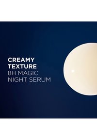 Siero dalla texture cremosa in una bottiglia rotonda color avorio su uno sfondo blu scuro, etichettato "Siero Magico Notte 8H".