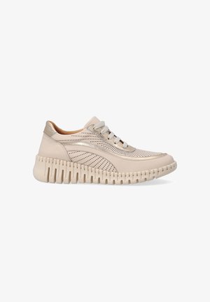 Beżowe skórzane sneakersy z perforowanym wzorem, metalicznymi akcentami, wyściełaną podeszwą i sznurowaniem. Teksturalny bok z rowkowaną podeszwą.