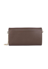 Pochette en cuir marron avec une texture lisse, de forme rectangulaire, rabat supérieur et une bandoulière en chaîne dorée. Design minimaliste sans motifs visibles.