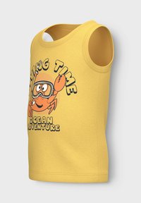 Camiseta sin mangas de algodón amarillo con un gráfico de un cangrejo de dibujos animados, equipo de snorkel y el texto "Tiempo de buceo, aventura en el océano." Textura suave.