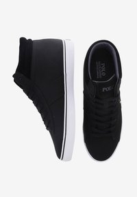 Svarta hög-top sneakers med en slät tygöverdel och strukturerade detaljer. Har en vit gummisula och svarta snörningar. Logotyp synlig inuti.