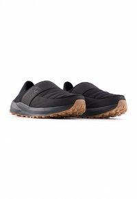 Scarpe slip-on nere con texture trapuntata, caratterizzate da una forma arrotondata e una suola in gomma con scanalature di trazione testurizzate.