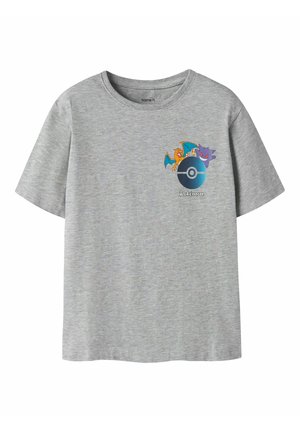 T-shirt gris clair avec un petit graphisme coloré Pokémon et un motif Poké Ball sur la partie gauche de la poitrine.