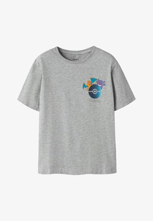 T-shirt gris clair avec un petit graphisme coloré Pokémon et un motif Poké Ball sur la partie gauche de la poitrine.