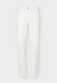 Λευκά τζιν στενής γραμμής με κλείσιμο με κουμπί και φερμουάρ μπροστά, πέντε τσέπες και θηλιές για ζώνη, εμφανιζόμενα σε απλό ανοιχτό φόντο.