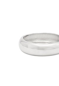 Polerad silverring med en slät, rundad utsida och texturerad insida, med en ren design och enhetlig metallfinish.