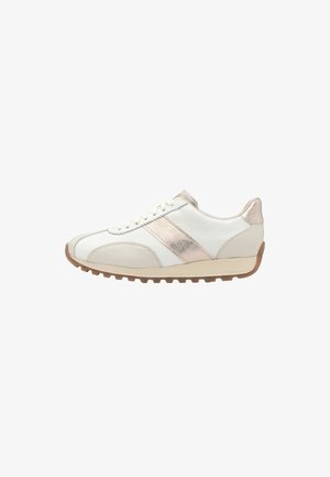 Weißer Sneaker mit niedrigem Schnitt, metallisch roségoldener Seitenstreifen, beigen Akzenten und brauner Gummisohle, seitlich betrachtet.
