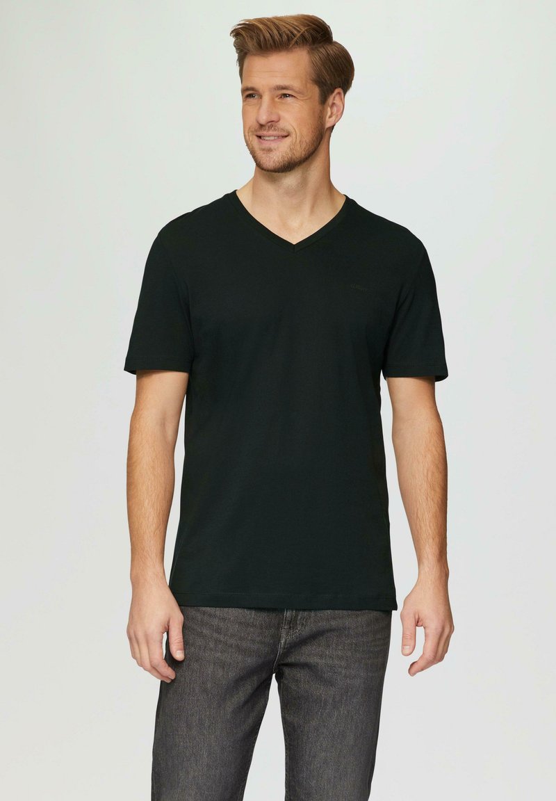 Czarny t-shirt z dekoltem w serek, wykonany z miękkiego materiału, z krótkimi rękawami, w zestawie z ciemnoszarymi dżinsami. Dopasowany krój, minimalne oznakowanie na klatce piersiowej.