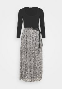 Lang kjole med en tætsiddende sort top med rund halsudskæring og en svajende nederdel i et grått og sort slangeprint. Tynd sort bælte inkluderet.