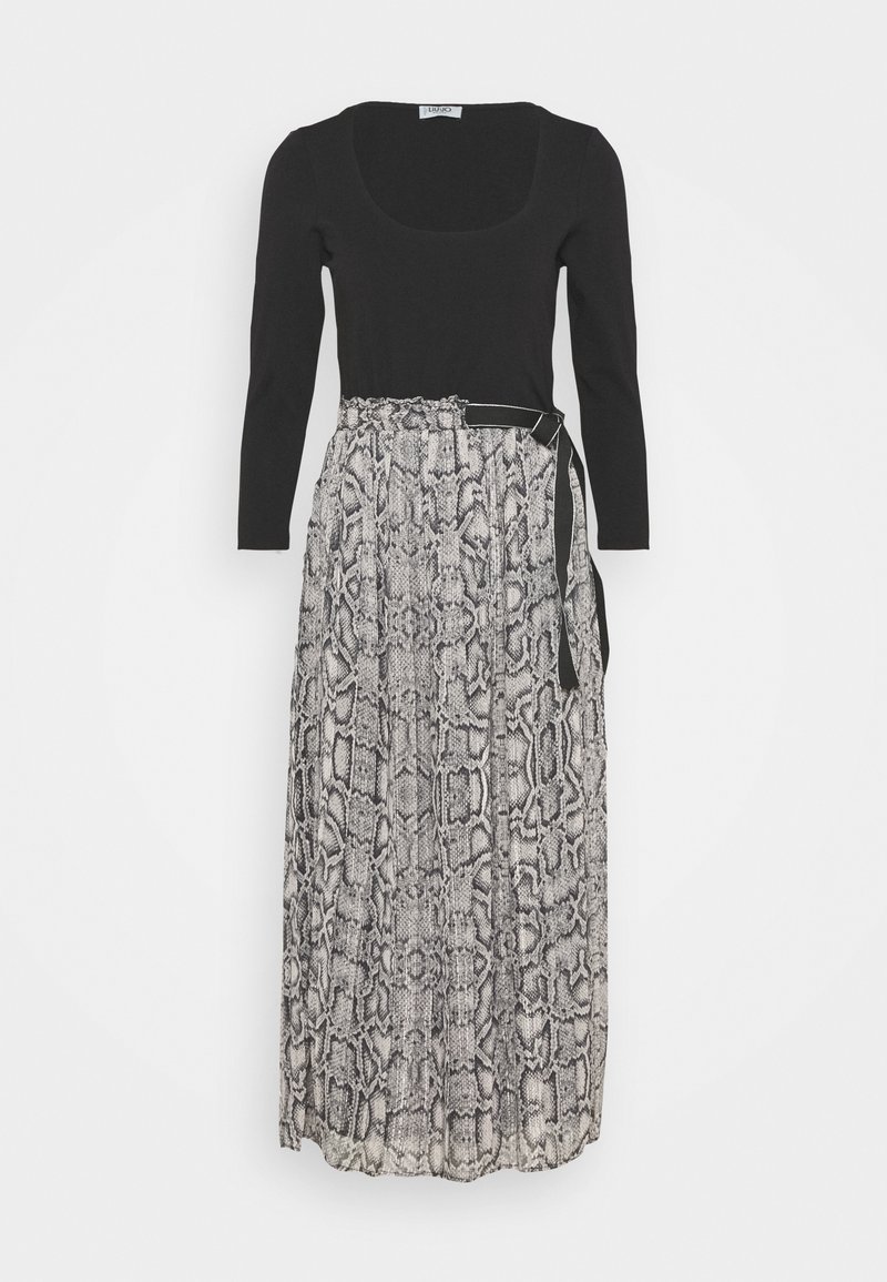 Lang kjole med en tætsiddende sort top med rund halsudskæring og en svajende nederdel i et grått og sort slangeprint. Tynd sort bælte inkluderet.