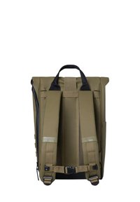 Olivgrüner Rolltop-Rucksack mit schwarzen Riemen, einem Tragegriff oben, Seitentaschen mit Reißverschlüssen und reflektierenden Akzenten zur Sichtbarkeit. Robustes Material und strukturiertes Design.