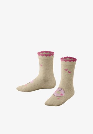 Beige sokken met roze getande randen, een glimlachende roze donut en verspreide roze hartjes op de enkel- en voetgedeelten.