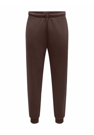 Bruine joggingbroek met elastische tailleband en trekkoord, taps toelopende pijpen en geribbelde boorden bij de enkels op een witte achtergrond.