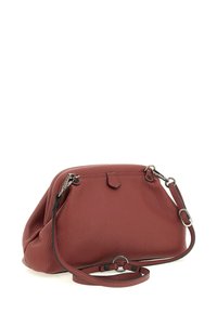 Borsa a mano in pelle rossa con finitura testurizzata, forma arrotondata, chiusura con zip e tracolla rimovibile. Presenta accenti in metallo.