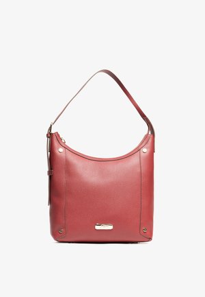 Rote Leder-Schultertasche mit glatter Textur, geschwungenem Design und goldfarbigen Metallakzenten. Verfügt über einen einzelnen Schulterriemen und einen Reißverschluss.