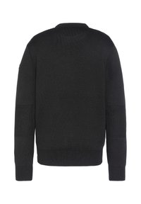 Czarny sweter z dzianiny z prążkowanym kołnierzem i mankietami, z teksturowanymi łatami na rękawach i gładką tylną częścią.