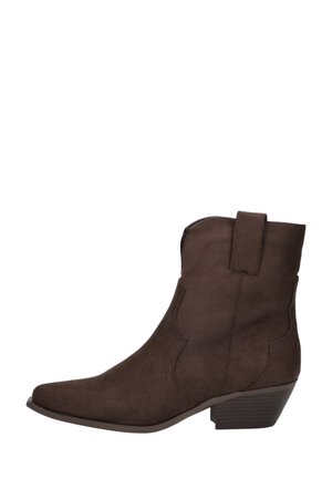 Bruine suède enkellaars met spitse neus, lage opgestapelde hak en trekkoord aan de zijkant voor gemakkelijk aan- en uit trekken.
