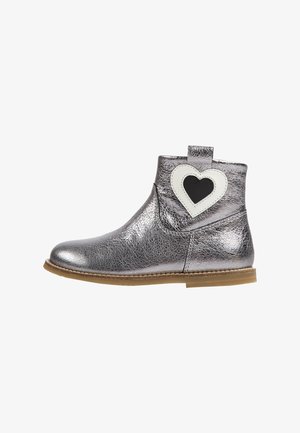 Metaliczne srebrne botki za kostkę z teksturowanej skóry, z kontrastowym białym akcentem w kształcie serca po boku i beżową gumową podeszwą.