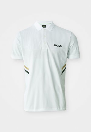 Biała koszulka polo z teksturowanym wzorem, trzema guzikami i logo "BOSS". Boczki z akcentami w zielone, złote i czarne paski.