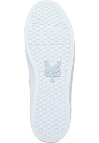 Fehér sportcipő talpa, amelyen egy textúrált hatszögletű minta látható, középen egy logóval. A design lapos, sima szélekkel rendelkezik.