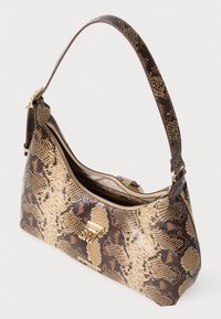Borsa stampata in Python nei toni marrone e beige, con zip color oro, dettaglio con logo e una tracolla in pelle curva.