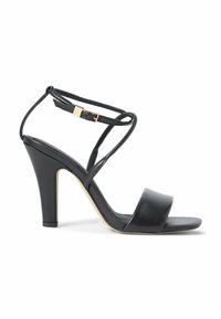 Czarny skórzany sandał na wysokim obcasie z otwartym czubkiem, paskiem wokół kostki, złotą klamrą i cienkim obcasem na białym tle.
