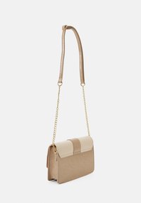 Borsa a tracolla beige con pattina beige, caratterizzata da una superficie texturizzata, una catena dorata e una forma rettangolare.