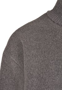 Maglione grigio lavorato a maglia con colletto alto, caratterizzato da un tessuto testurizzato e dettagli a coste sul colletto e sull'orlo.