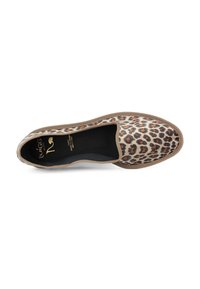 Scarpa slip-on con stampa leopardata, superiori in tessuto testurizzato, costruzione flessibile e bordo marrone a contrasto attorno all'apertura e alla suola.
