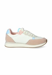 Sneaker leggera con tomaia in rete bianca, dettagli in suede rosa, particolari blu e suola testurizzata per una migliore aderenza. I lacci sono di tono neutro.