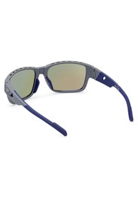 Urheilulasit, joissa on harmaa runko ja siniset yksityiskohdat. Varustettu kaarevilla linsseillä, joissa on heijastava pinta, ja teksturoiduilla temppeleillä paremman otteen saavuttamiseksi.