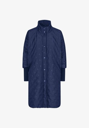 Marineblauwe gewatteerde jas met een hoge kraag, voorzien van een knoopsluiting, zijzakken en een getextureerd stippenpatroon op de stof.