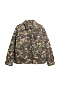 Veste de camouflage en vert, marron et beige avec un devant à boutons, deux poches sur la poitrine et un écusson de marque sur le côté gauche.